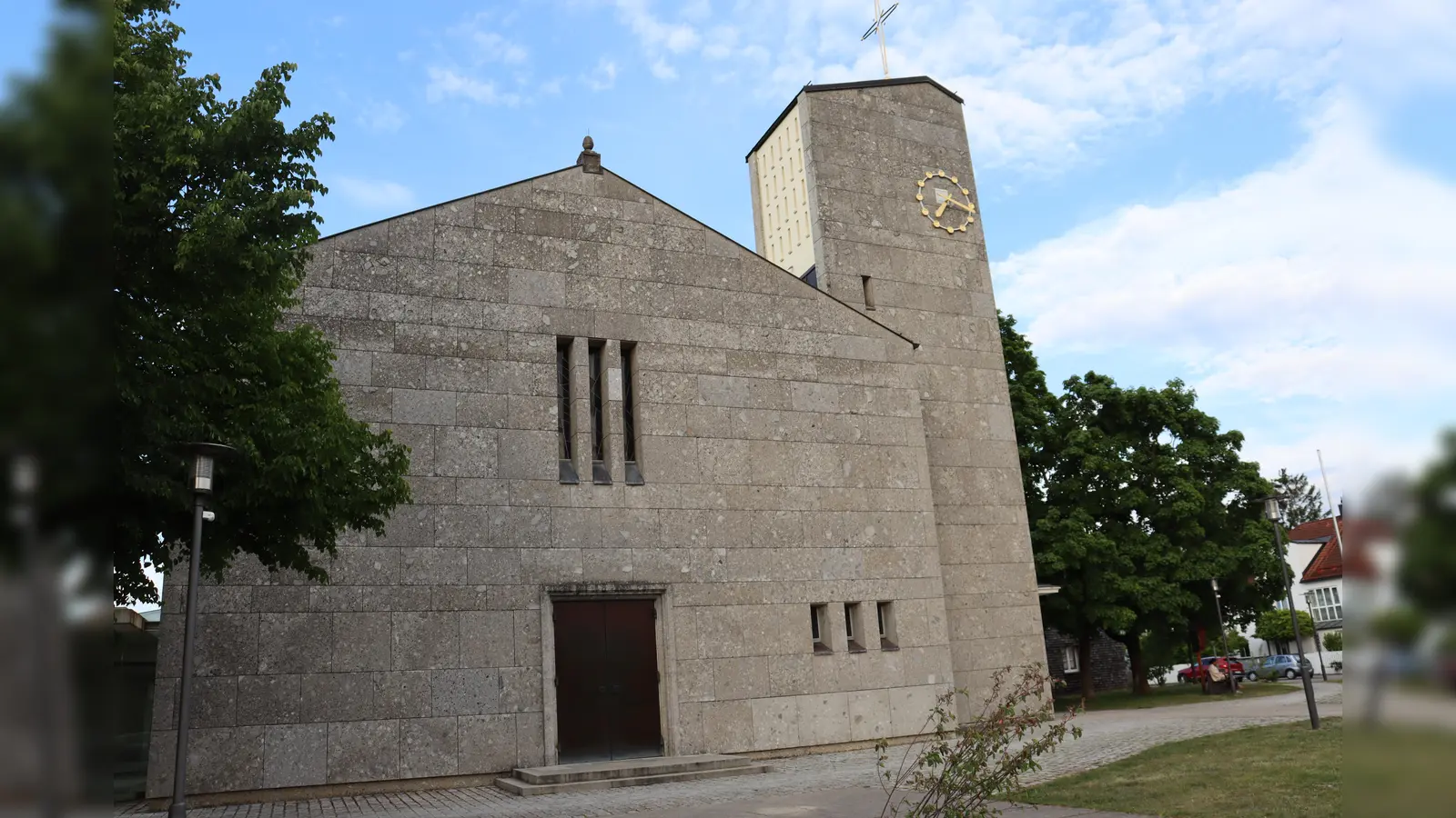 Die katholische Kirche St. Agnes lädt zum Festgottesdienst ein.  (Foto: mha)