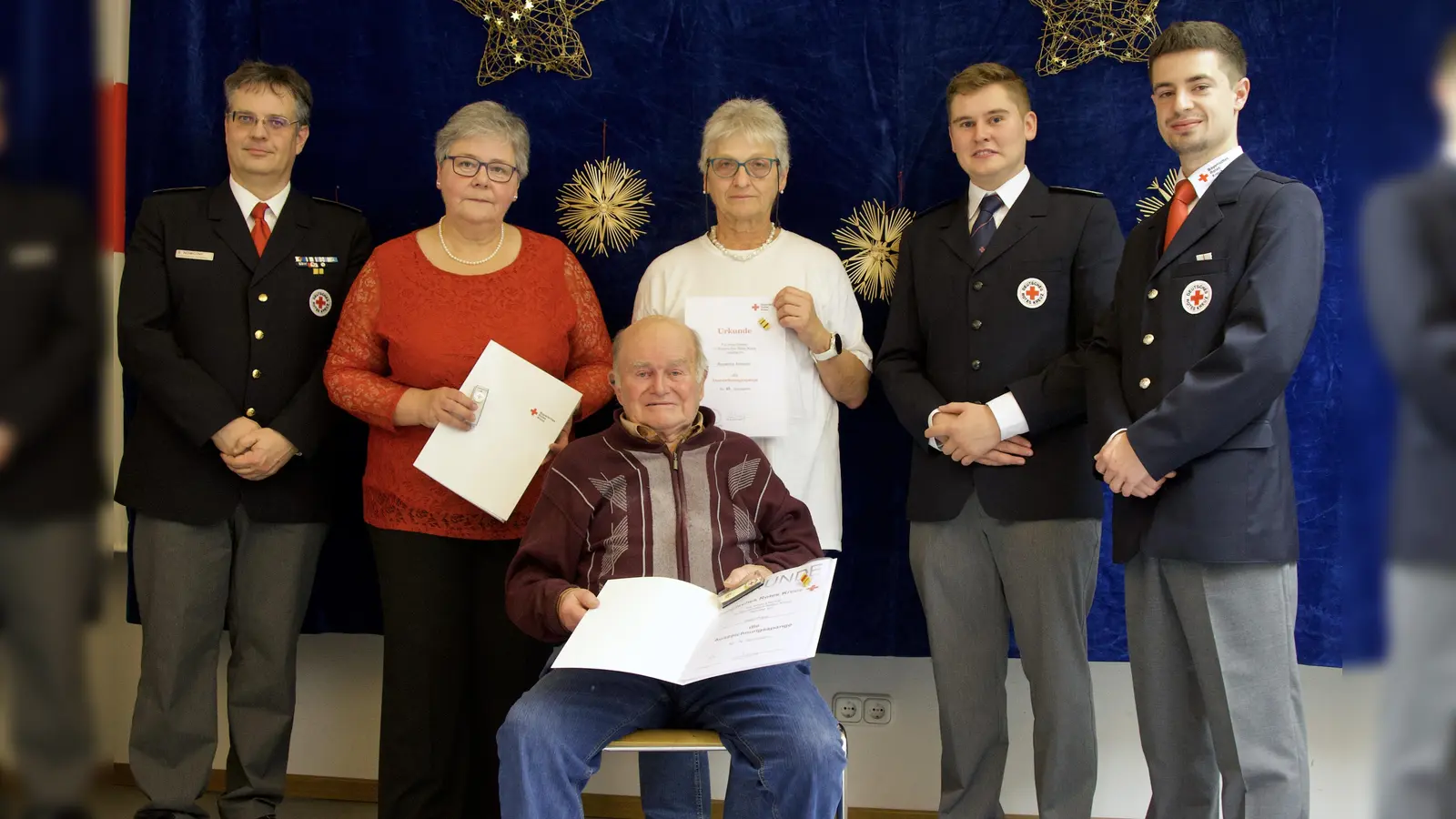 Kreisbereitschaftsleiter Bernhard Nowotny (links) ehrte zusammen mit Bereitschaftsleiter Anno Haase (2. v. re.) Maria Plank, Josef Popp (Mitte) und Roswitha Altmann. Rechts: Stv. Bereichsleiter Roland Feineis. (Foto: BRK KV Ebersberg)