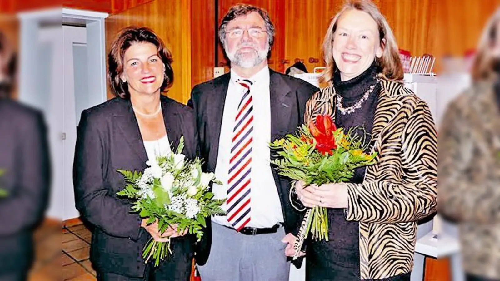 Mathilde Nuber mit ihren Nachfolgern (v. li.): Werner Hintze (2. Bürgermeister) und Bianca Poschenrieder (SPD-Gemeinderätin).  (Foto: beer)