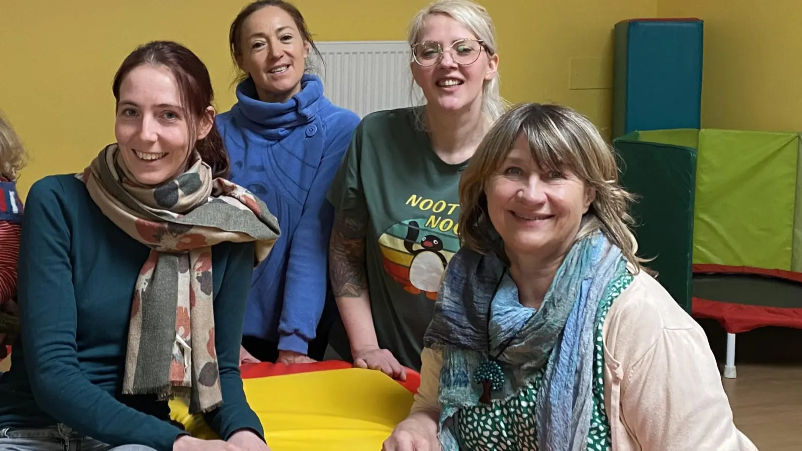 Das Mütter-Väter-Zentrum (MVZ) Neuhausen empfängt mit verschiedenen Angeboten und ist offen für neue Ideen. Vor Ort erwarten (von links im Bild): Sophie Herburger (Praktikantin), Nancy Duque und Andrea Hoffmannbeck (ehrenamtl. Mitarbeiterinnen) mit Susanne Baier (Leiterin). (Foto: MVZ-Neuhausen)