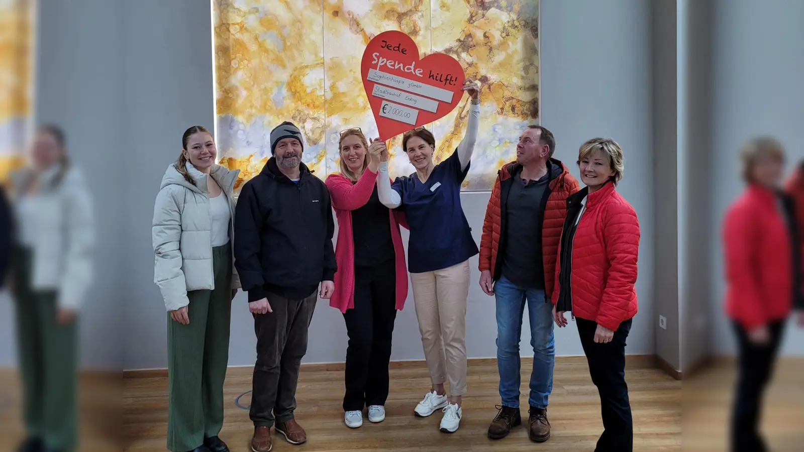 Azubi Emilie Ulrich und Manfred Walbrunn (von links) sowie Gisela Staudenmeir und Hans Januschkowetz (von rechts/alle Stadtbauhof) übergaben den Spendenscheck in Höhe von 2000 Euro an Teamassistentin Andrea Safavian (3.von links) und Hospizleiterin Rita Gabler. (Foto: Stadt Erding)