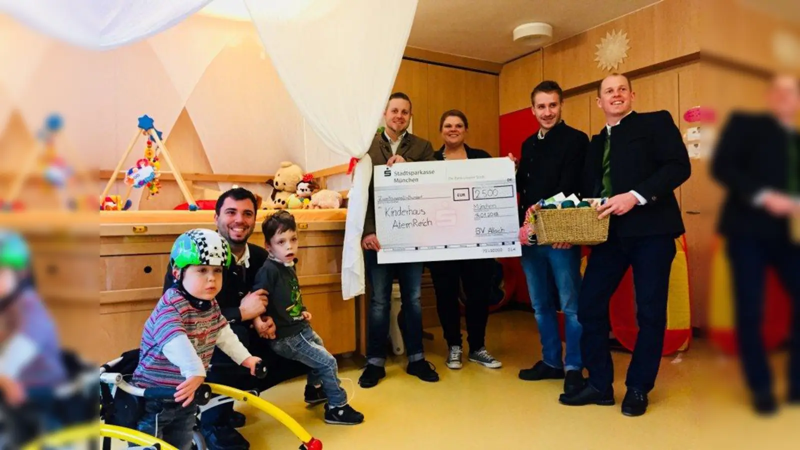 Der Vorstand der Allacher Burschen besuchte das Kinderhaus AtemReich und übergab der pädagogischen Leiterin Hanna Fleckenstein den Spendenscheck. (Foto: AtemReich)