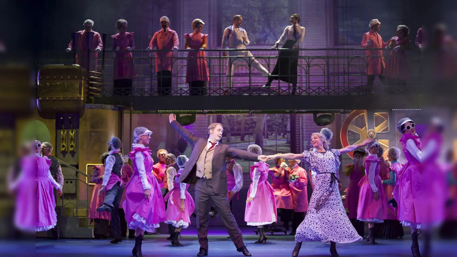 Das Musical „Tschitti Tschitti Bäng Bäng” wird im Gärtnerplatztheater gezeigt. Hier zu sehen: Peter Lesiak als Caractacus Potts, Katja Reichert als Truly Scrumptious und das bezaubernde Ensemble. (Foto: © Christian POGO Zach)
