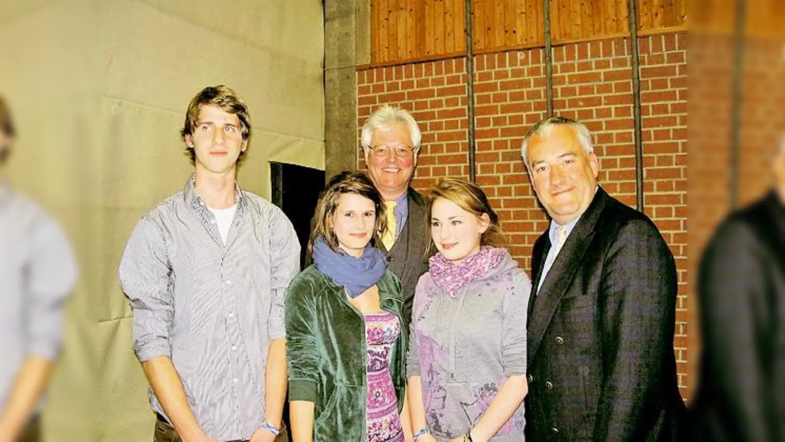 Diskussionsveranstaltung in der Turnhalle des Wilhelm-Hausenstein-Gymnasiums. Von links nach  (Foto: Schülersprecher Simon Peh, Schülersprecherin Jenny Biel, Schulleiter Wolfgang Hansjakob, Schülersprecherin Sevil Kabasakal, Kultusminister Ludwig Spänle.)