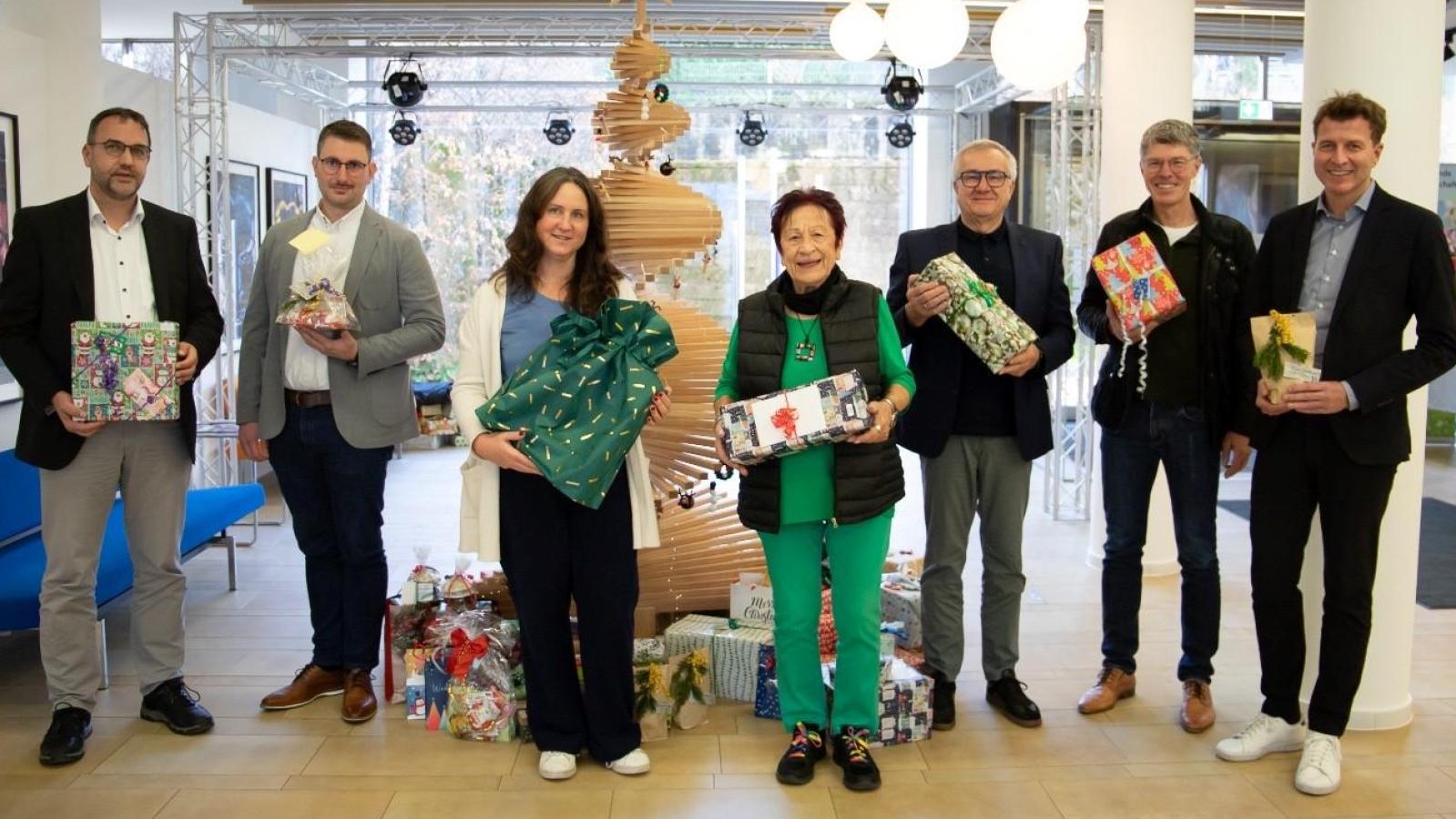 Mitarbeiter-der-VR-Bank-beschenken-Kinder-und-Senioren