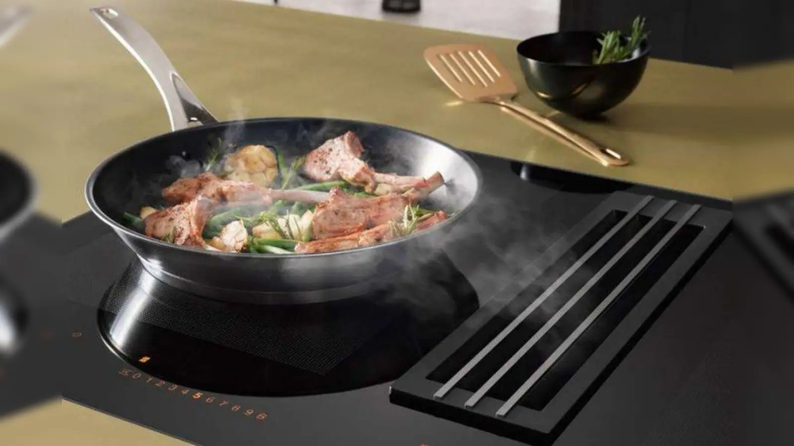 Muldenlüfter saugen die Dämpfe besonders effizient direkt am Kochplatz ab. Da sie quasi unsichtbar sind und sehr leise arbeiten, sind sie eine ideale Lösung für offene Küchen. (Foto: djd/KüchenTreff)