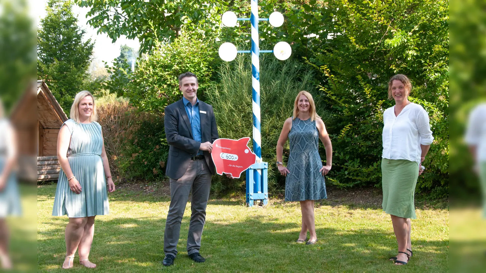 Von links: Manuela Sager (1. Vorsitzende), René Kind (Filialdirektor Sparkasse Haar), Anke Bender (2. Vorsitzende) und Evi Fahmüller ( Leitung Familienzentrum Haar). (Foto: oh)