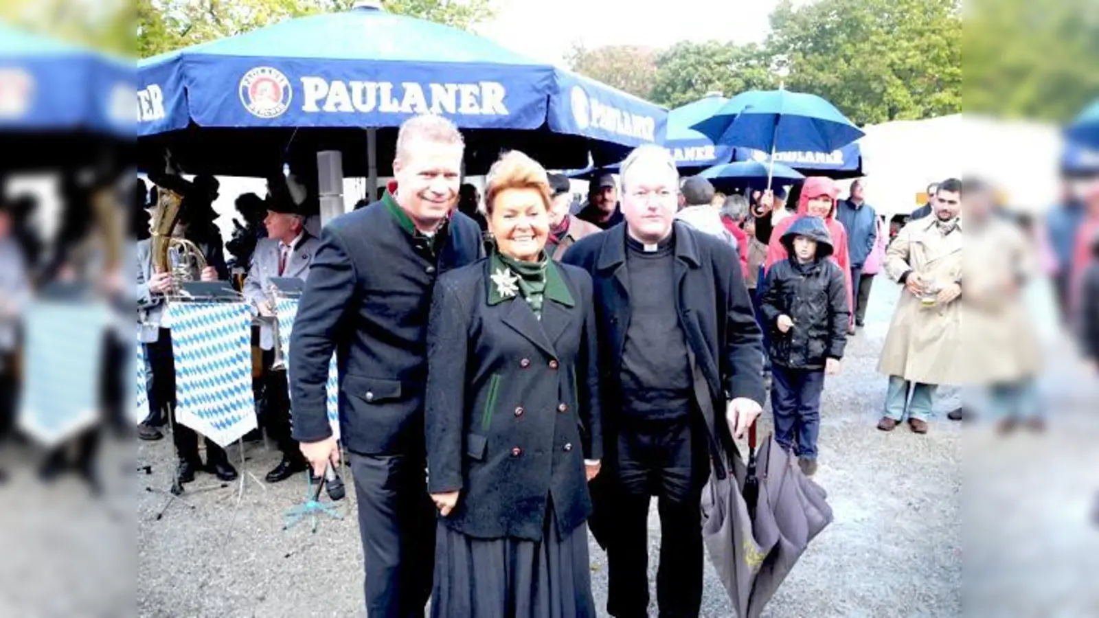 Neben Steinfatt wollten auch Gabriele Weishäupl und Pfarrer Gottswinter das Ereignis nicht verpassen.	 (Foto: Gabriele Heigl)