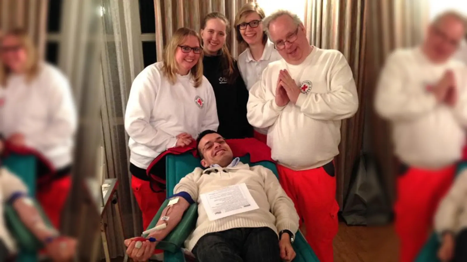 Thomas Angenendt (rechts) und die Mitglieder des BRK Ismaning bitten wieder zur Blutspende.	 (Foto: BRK Ismaning)