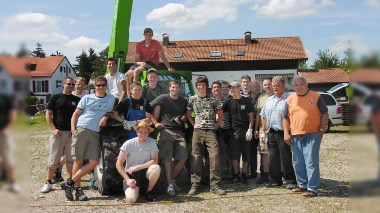 Viel Arbeit brachte das Aufstellen des großen Festzeltes mit sich – trotzdem war die Stimmung beim Aubinger Burschenverein bestens. (Foto: Eva Schraft)