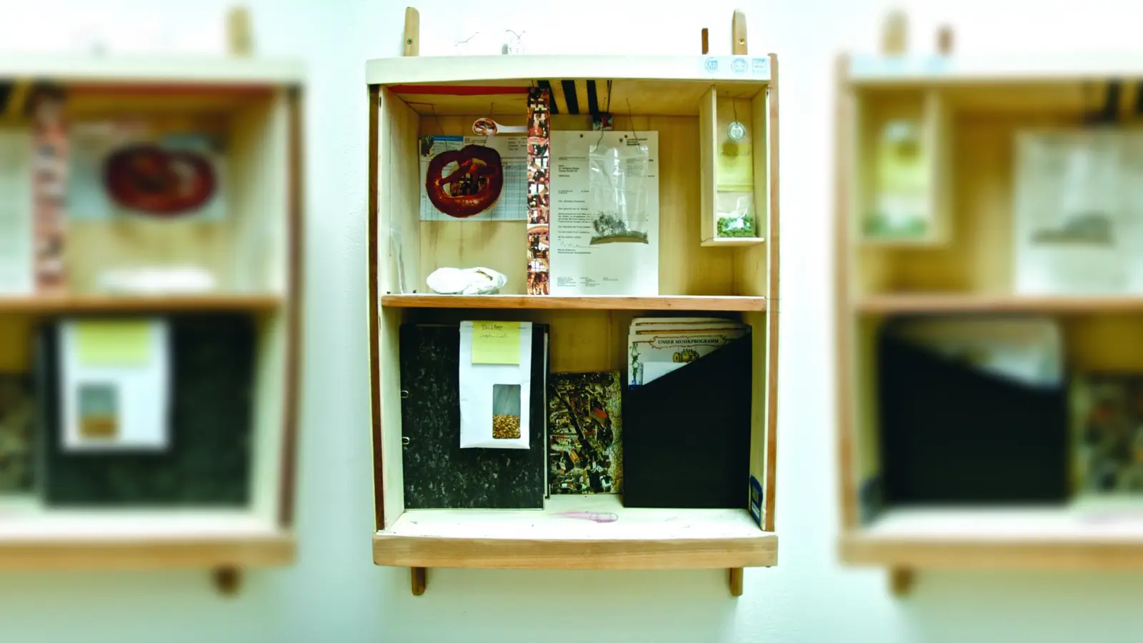 Die Macht der Wiesn reicht bis ins Rheinland: Oktoberfestkasten vom Künstler Wolfgang Stöcker (Foto: Wolfgang Stöcker)