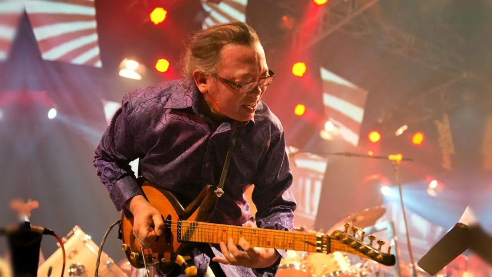 Gitarrist Nguyên Lê lässt sein Gitarren-Idol Jimi Hendrix bei seinem Konzert aufleben.  (Foto: Bernd Thissen)