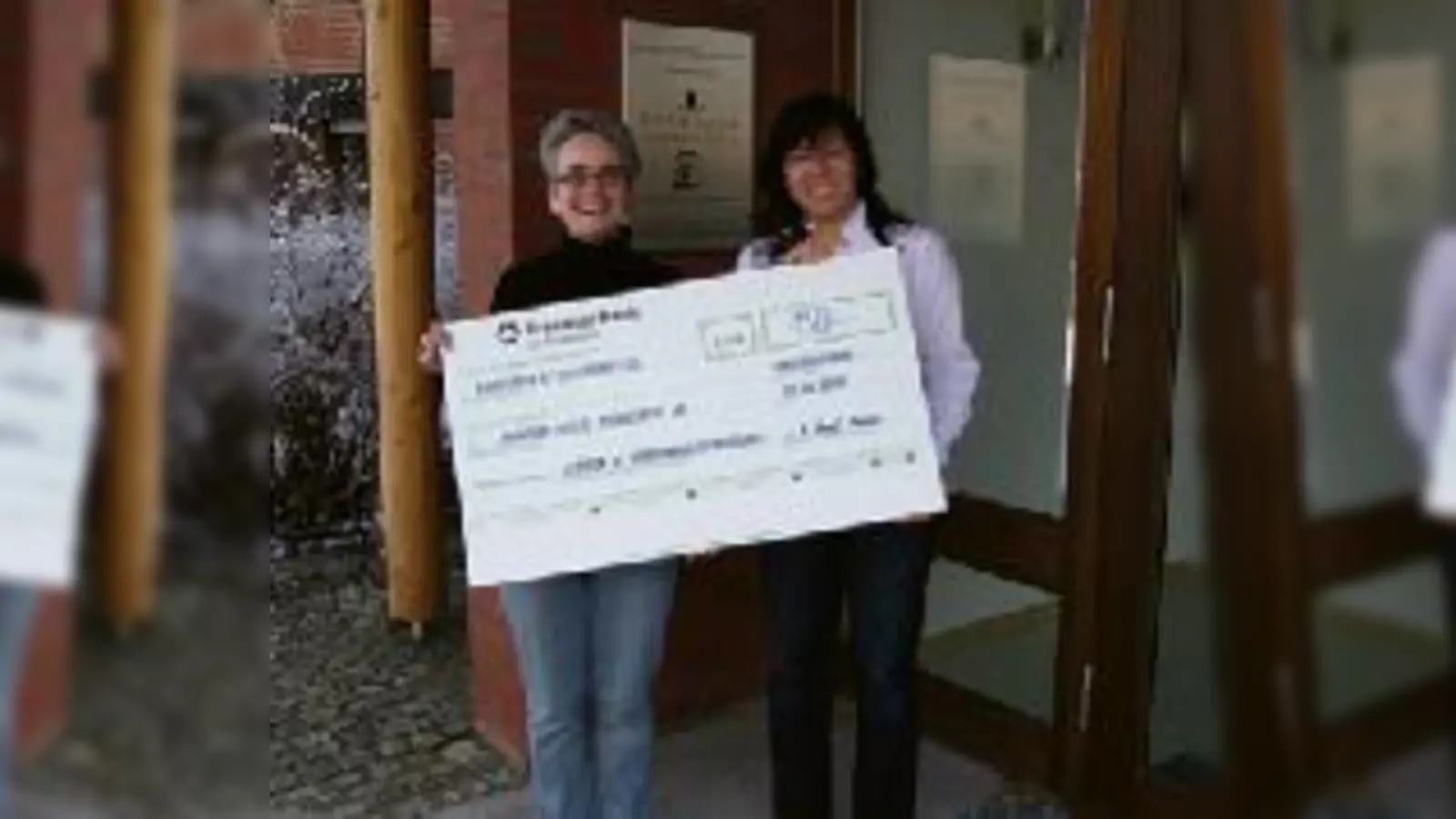 Anne Engels (rechts) freute sich sehr für die vom Bunten Kreis betreuten Kinder über die von Monika Kropf überreichte Spende. 	 (Foto: Privat)