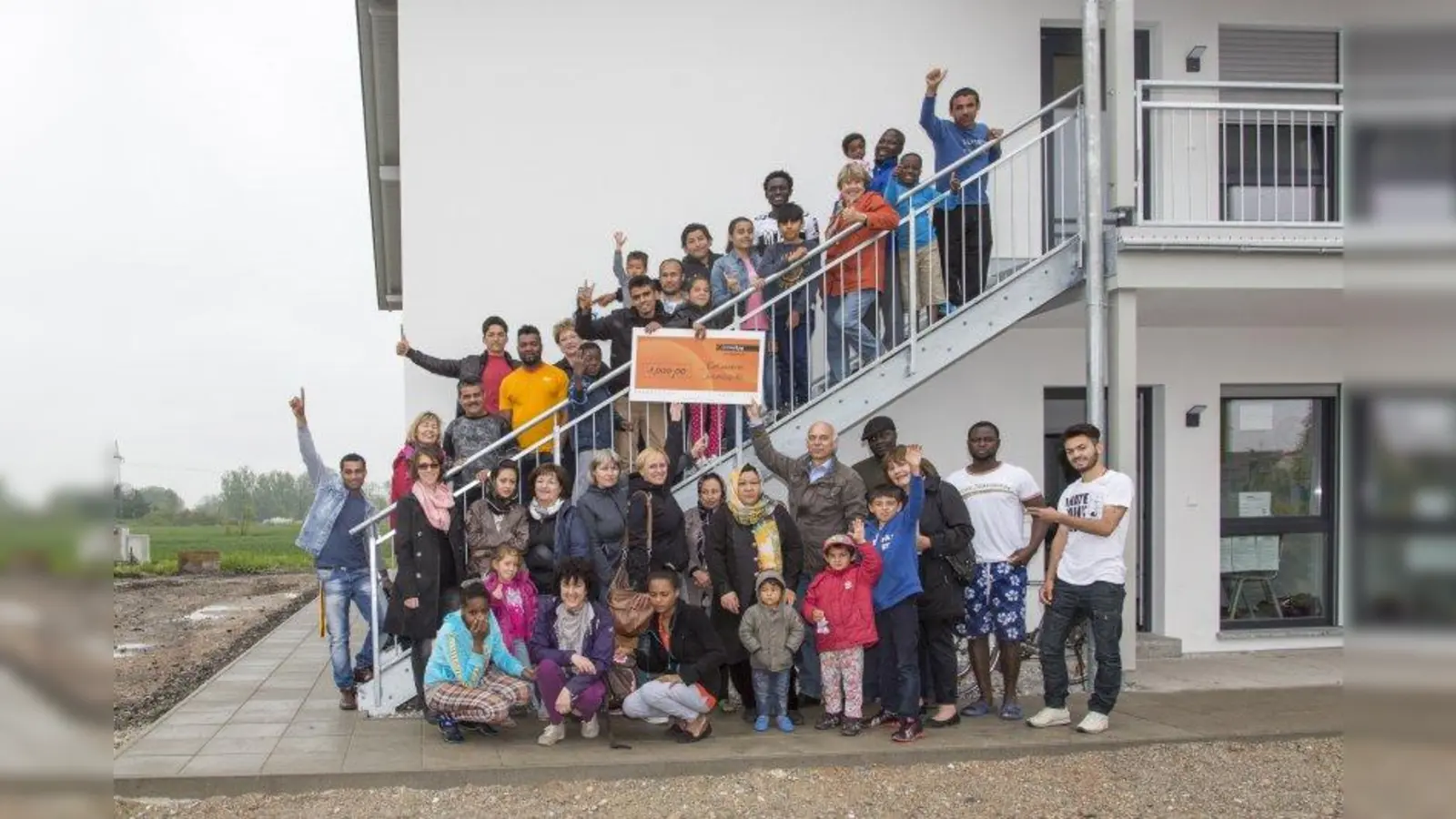 Bei den Flüchtlingen und ihren Integrationslotsen war die Freude über die 1000 Euro-Spende groß. (Foto: Cyriakus Wimmer)