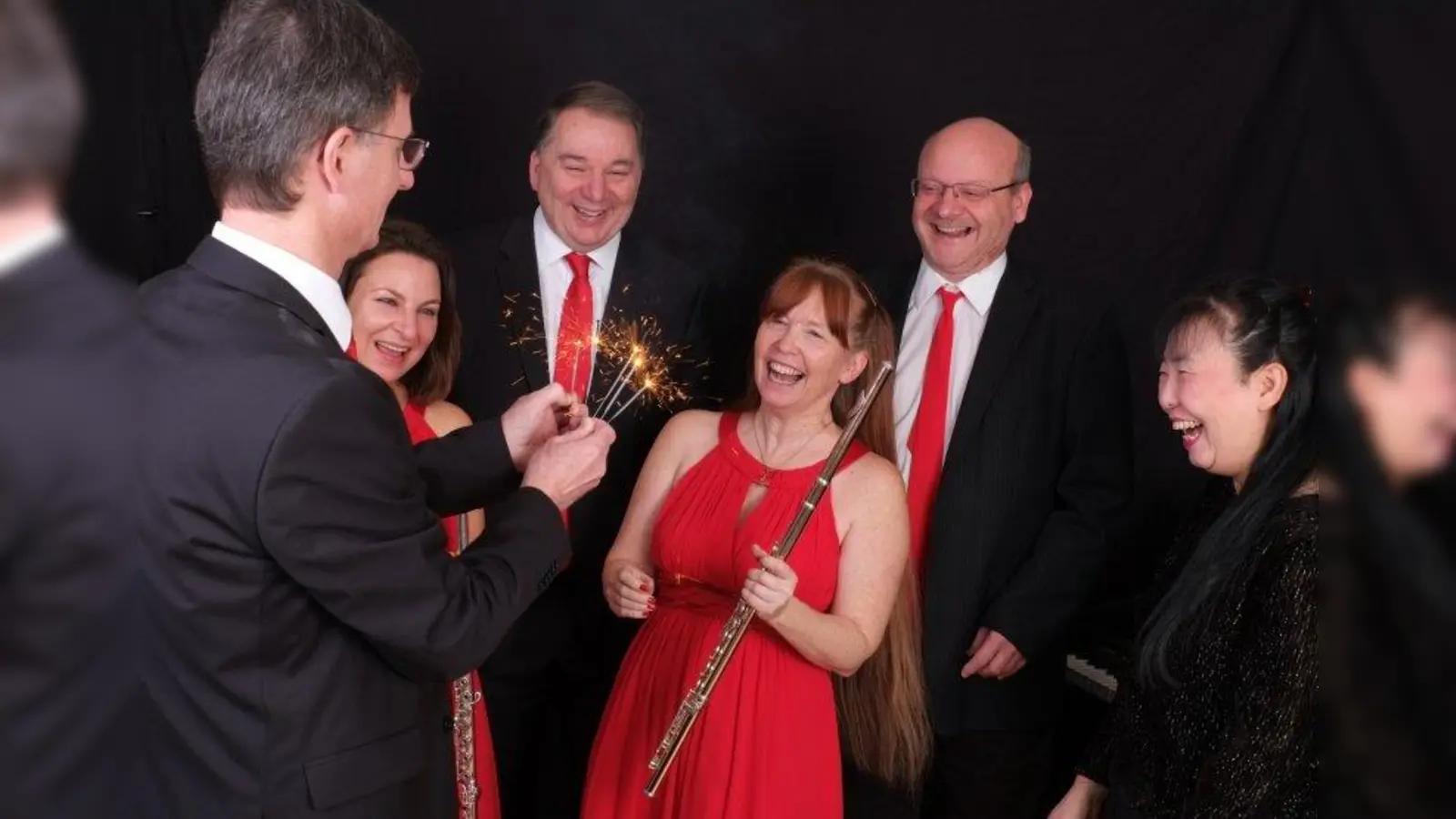 „Funkenflug“ sind die Flötistinnen Friederike Mößbauer und Melanie Otten, die Klarinettisten Michael Nowotny und Stefan Schloter, Max Kappelmeier am Bassethorn sowie Yuko Miura am Klavier. (Foto: Ens)