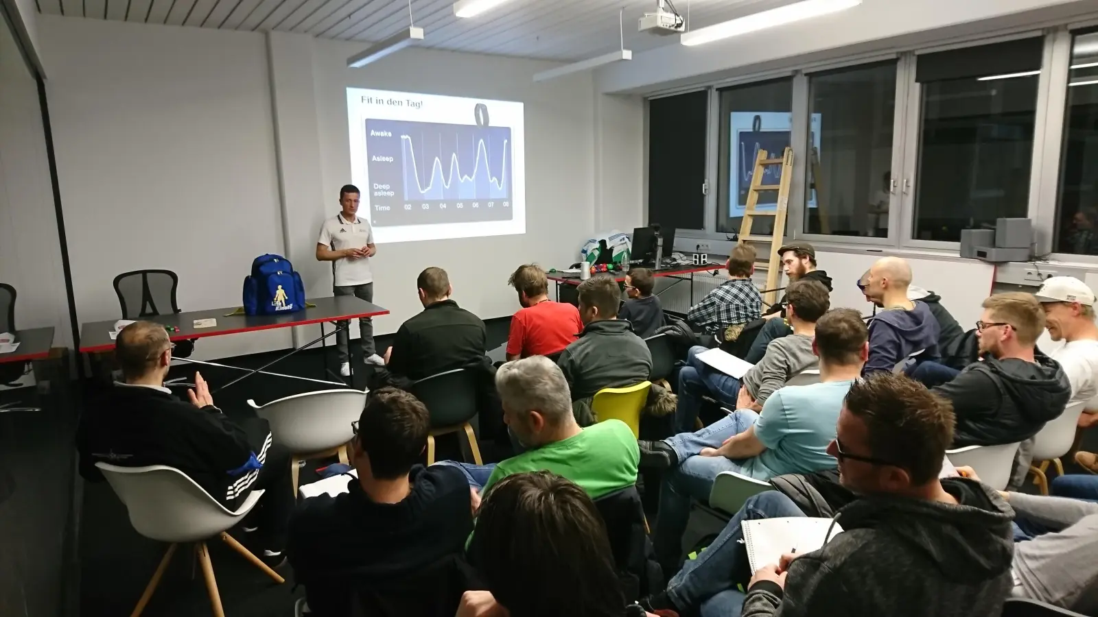 Vor der Praxis kommt die Theorie: Der PBC Olimpia München bereitete sich mit einem Mentalcoaching auf die Rückrunde in der Landesliga vor. (Foto: Verein)