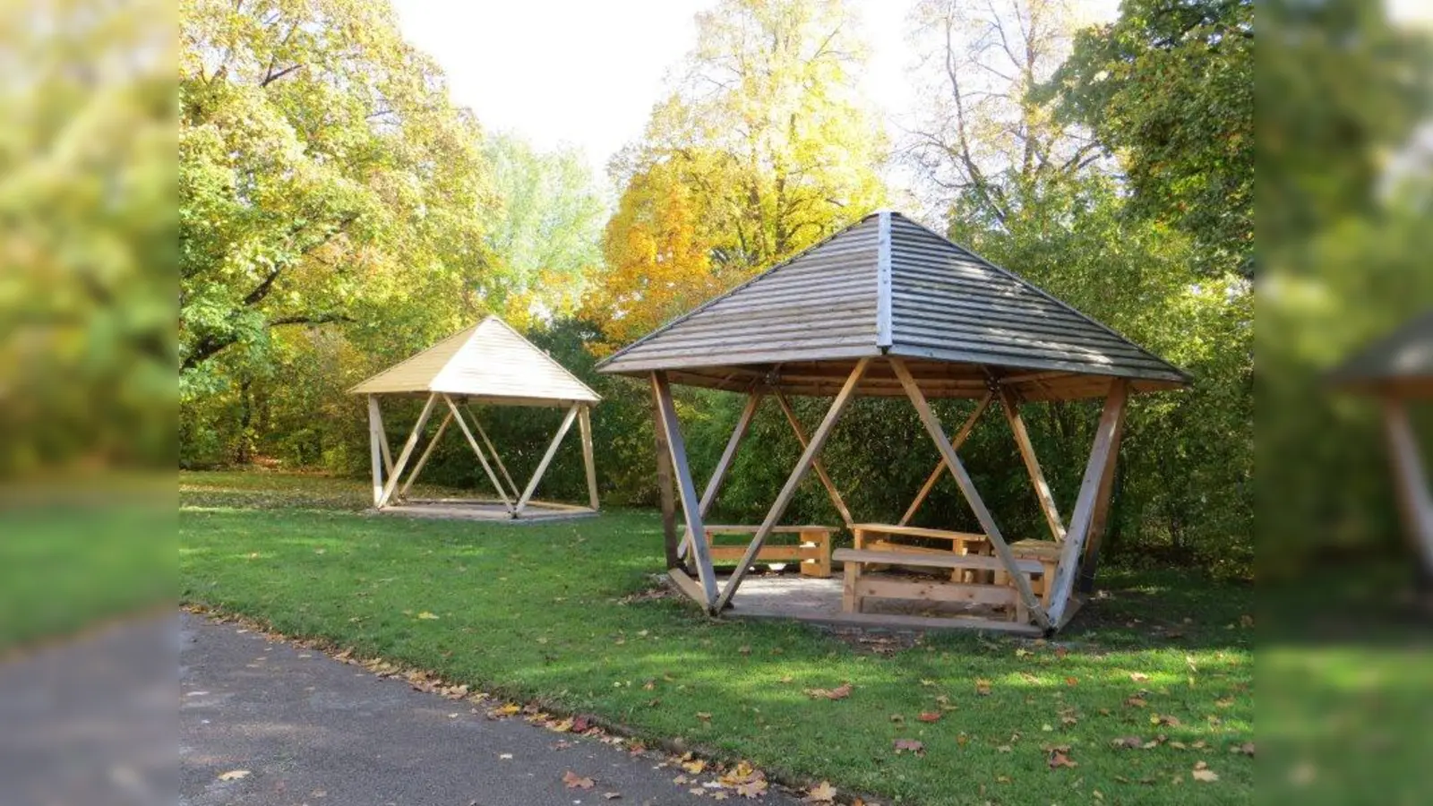 Stehen nun auf gepflasterten Untergrund: die Pavillons im Pausenhof der Mittelschule an der Franz-Nißl-Straße. (Foto: pi)