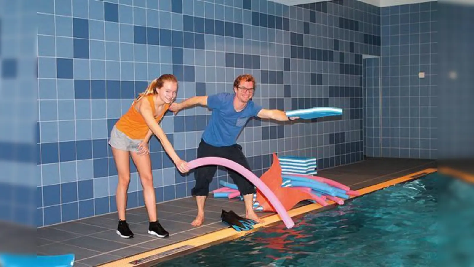 Fiona Hörger und Michael Schmid vom Team Sportkonzepte leiten das Schwimmprojekt an der Schule. 	 (Foto: Martin Hörger)