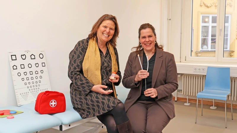 In der Hackenstraße 12 befindet sich das von Bürgermeisterin Verena Dietl (r.) und der Stellvertretenden Gesundheitsreferentin der Stadt, Dr. Susannen Herrmann, neu eröffnete Haus für Kinder- und Jugendgesundheit.  (Foto: Michael Nagy)