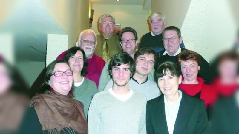 Neuer Vorstand: v.l. 1. Reihe: Isabella Fiorentino, Thomas Kolaska,<br>Annemarie von Heckel; 2. Reihe: Petra Asam-Carranza Moreno, Wahid Khosrawi-Sadroudi, Irmgard Hofmann; 3. Reihe: Franz Bock, Gunther Schmid, Gerhard Fries; 4. Reihe: Hans Bojer, Volker Wettmann. (Foto: pi)