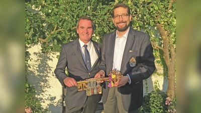 Übergabe des symbolischen Schlüssels, v.l.n.r.: Frank Issing (Präsident Lions Club), Harald Leonpacher (bisheriger Präsident Lions Club).	 (Foto: Guido Breuer)