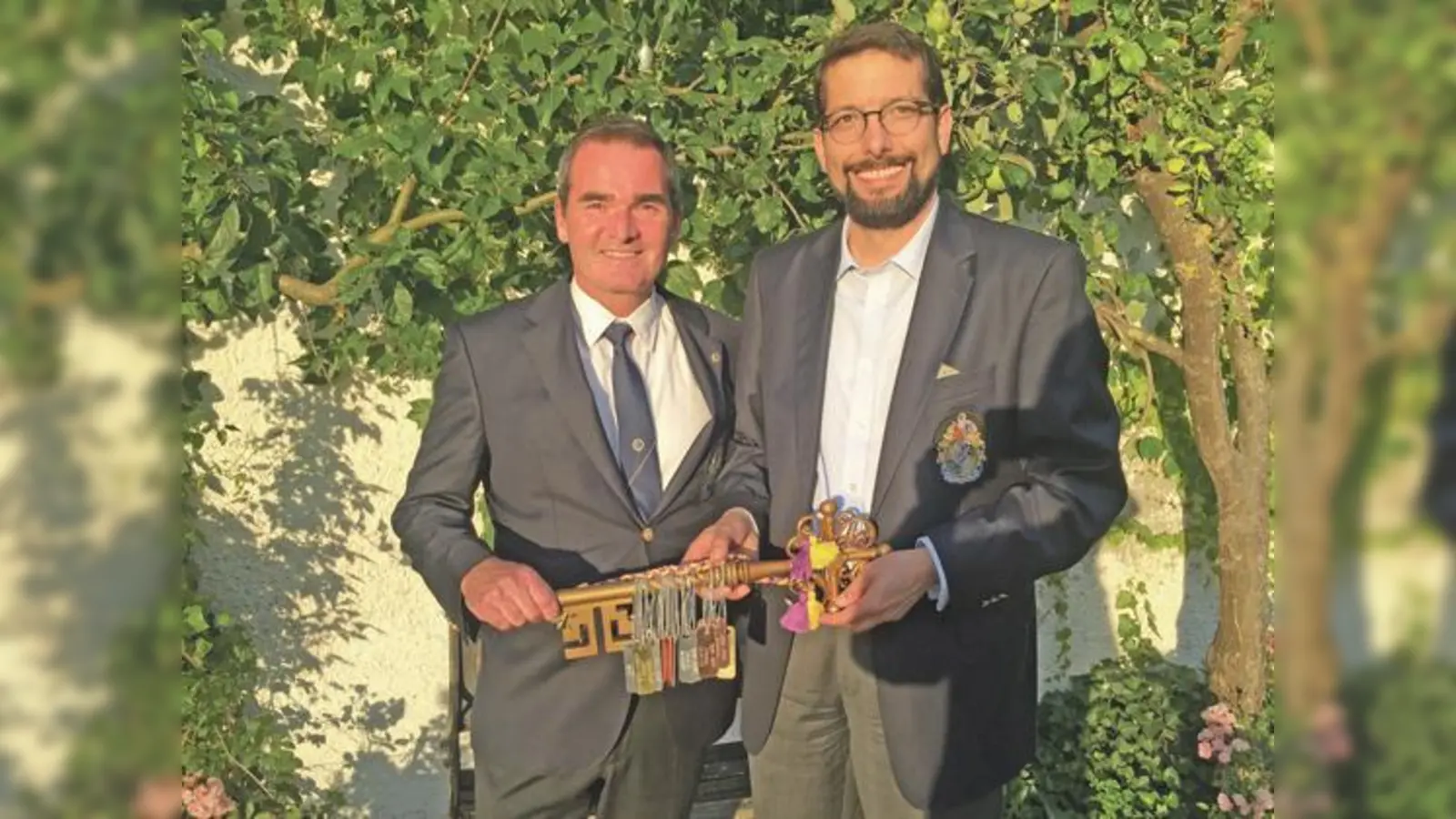 Übergabe des symbolischen Schlüssels, v.l.n.r.: Frank Issing (Präsident Lions Club), Harald Leonpacher (bisheriger Präsident Lions Club).	 (Foto: Guido Breuer)