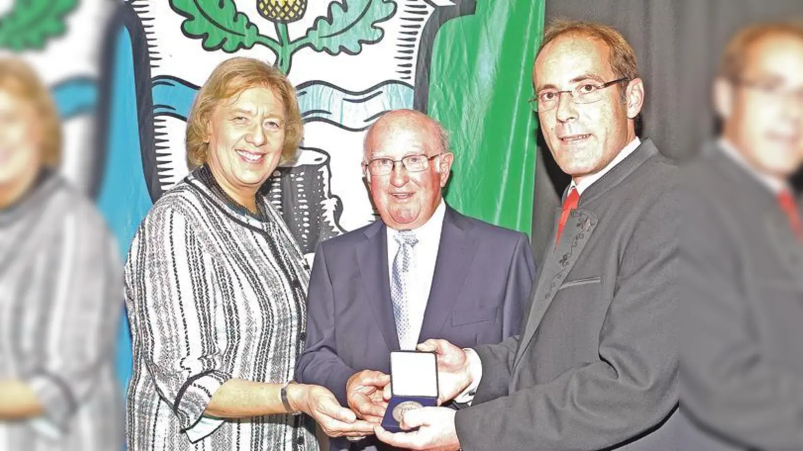 Landrätin Johanna Rumschöttel und Bürgermeister Dr. Stefan Straßmair überreichen Heinrich Gröber (Mitte) die seltene Bürgermedaille.  (Foto: Kohnke)