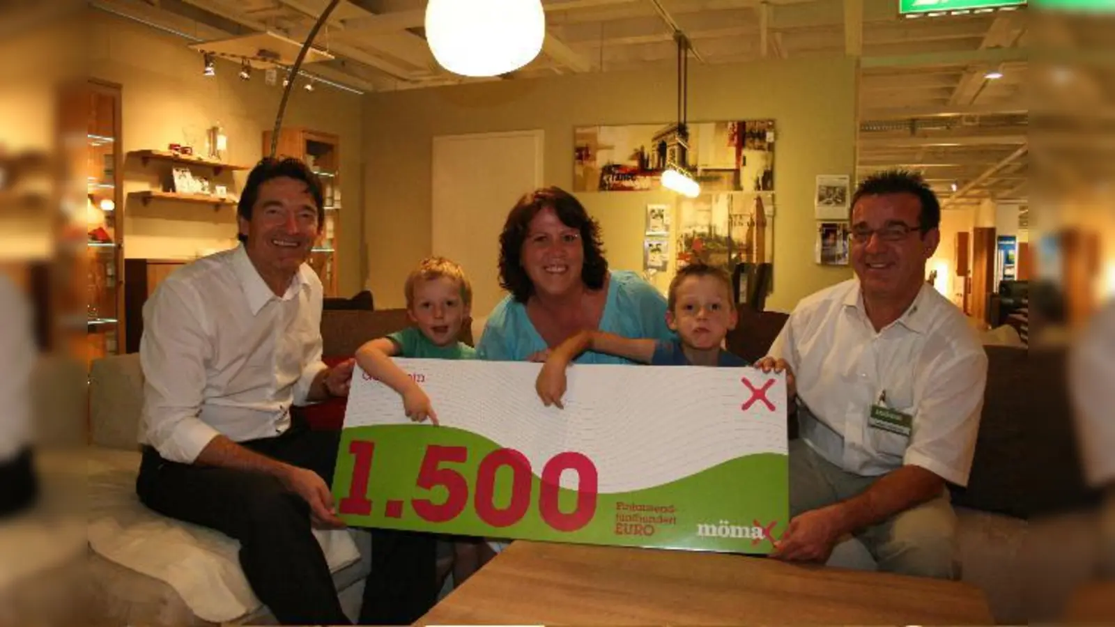 Gewinnübergabe bei mömax: (v. l.): Ernst Kreisl  <br>(Münchner Wochenanzeiger), Luis Janoschek, Gewinnerin Gerlinde Janoschek, Max Janoschek und Alexander Thürrigl (Hausleiter, mömax). (Foto: SL)