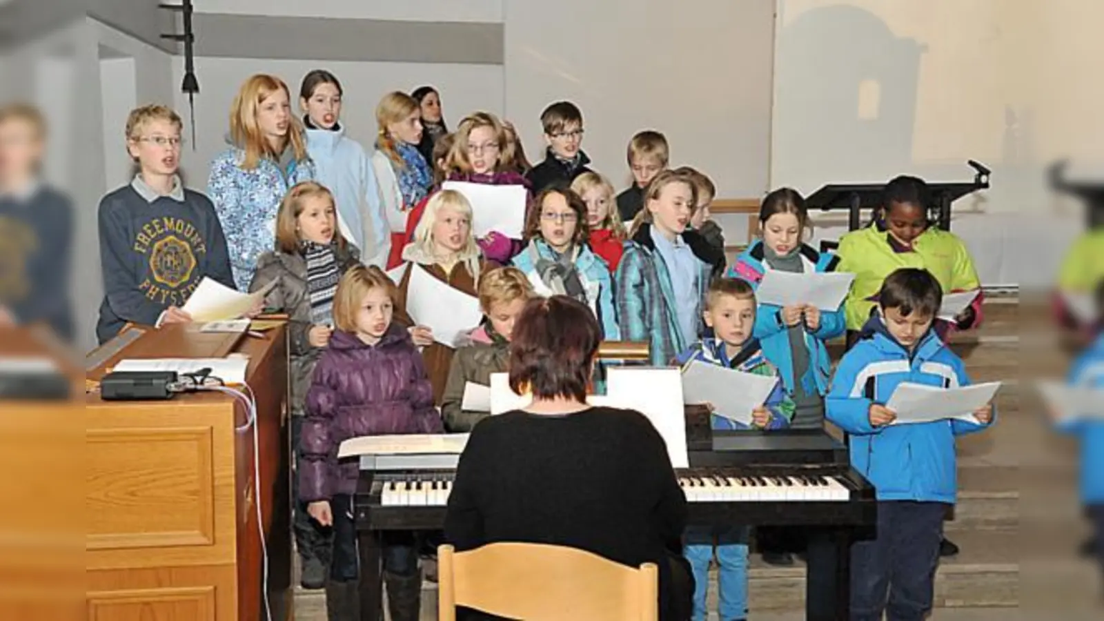 Der Kinderchor St. Magdalena unter der Leitung von Margret Joswig begleitete die Andacht musikalisch.  	 (Foto: Günther Dependahl)