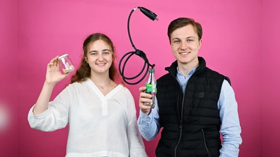 Julia Trapp (15) vom Ernst-Reisinger-Gymnasium und Alexander Christian Trapp (18) vom Julius-Lohmann-Gymnasium erzielten beim Jugend-Forscht-Wettbewerb den 2. Preis Chemie. (Foto: Max Lautenschläger)