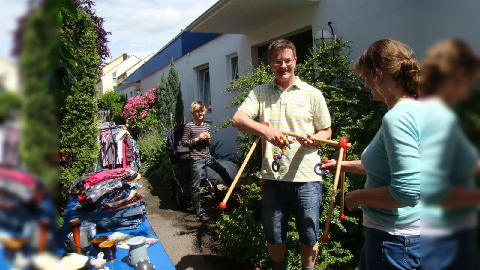 Verkaufsverhandlungen an der Gartentür. (Foto: pst)