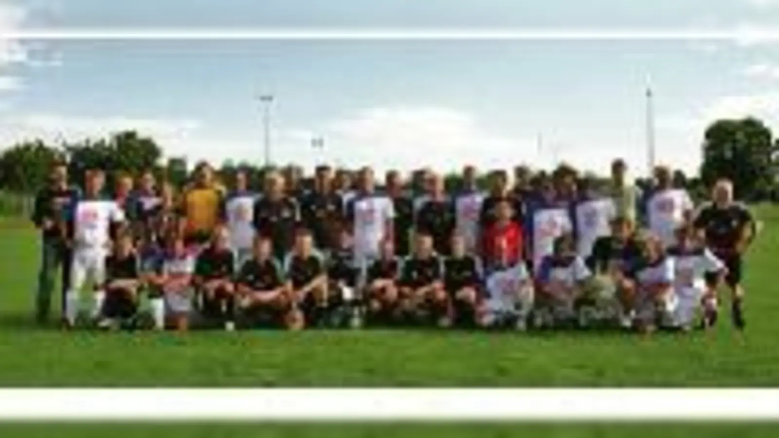 FC Sternstunden (dunkle Trikots) und die Auswahl der Münchner Wochenanzeiger.  (Foto: ek, brfv)