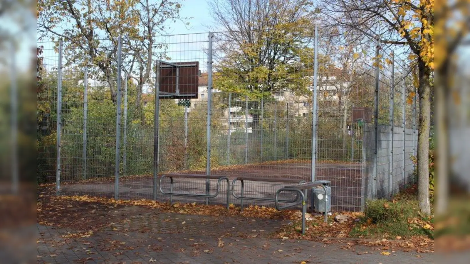 Die Chillecke vor dem Eingang zum Sportplatz des Adolf-Weber-Gymnasiums kann nach Angaben der Stadt nicht erweitert werden. (Foto: sb)