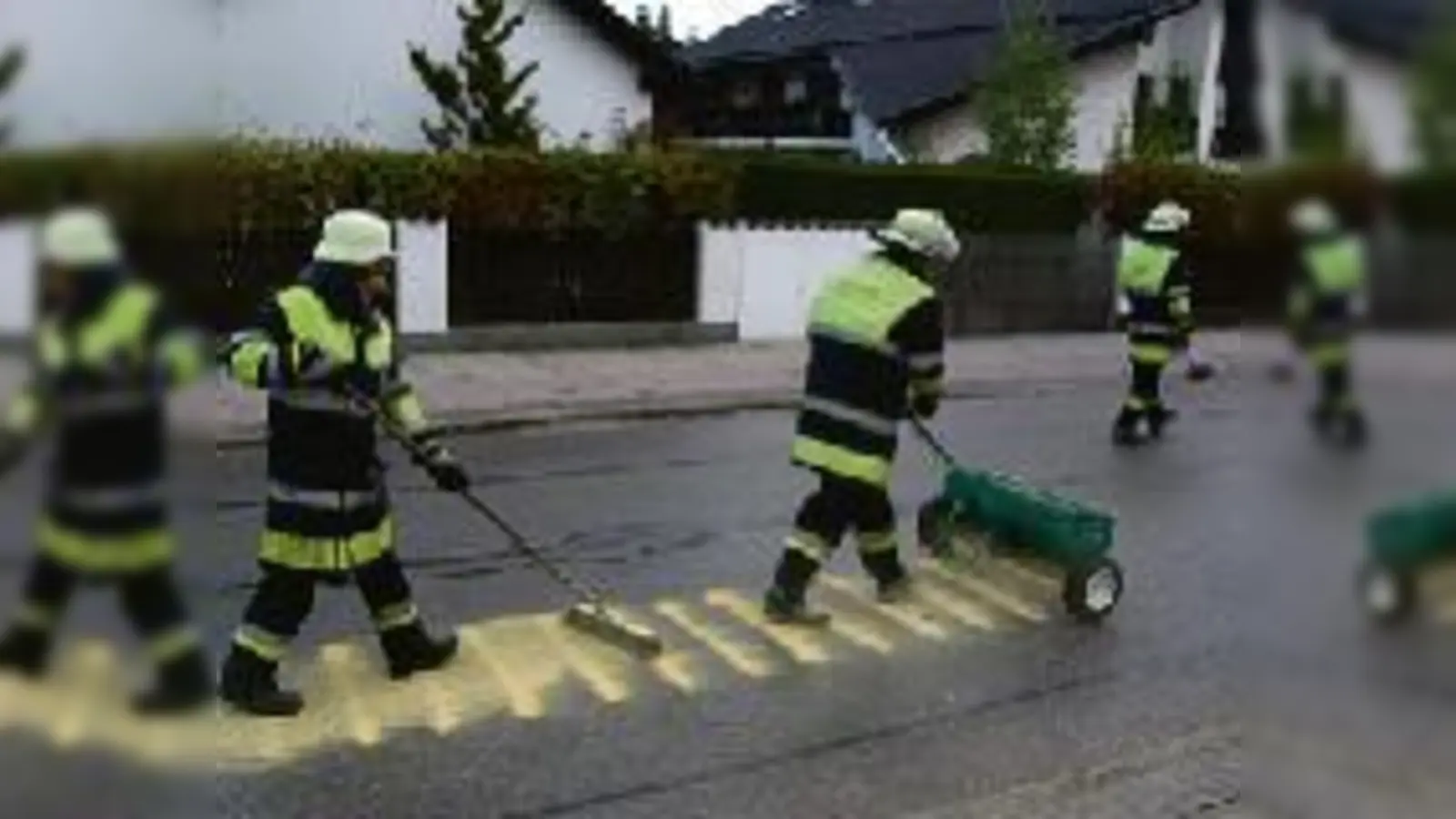 Eine lang gezogene Ölspur beseitigte die Feuerwehr Feldkirchen am 17. Oktober.	 (Foto: Feuerwehr)