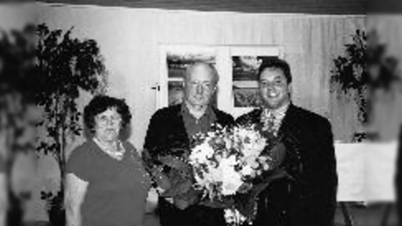 Der Leiter des ASZ, Ulrich Egger, bedankte sich bei Eugen Drewermann für den interessanten Vortrag.	 (Foto: ASZ)