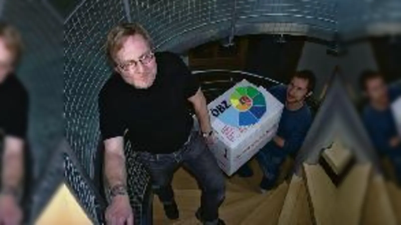 Schleppen für den Neustart  Haustechniker Günter Schweitzer (oben) und Programmplaner Jonas Bergmiller schwitzen beim Wiedereinzug.  (Foto: wei)