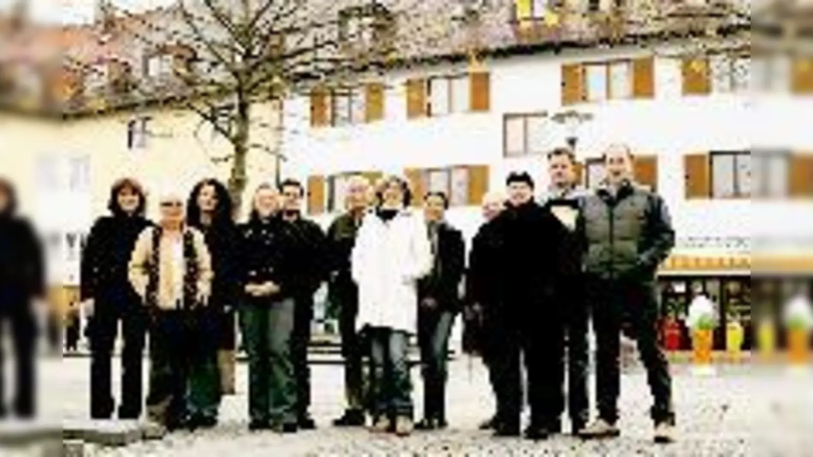 Die zwölf Gewerbetreibenden aus Harlaching und Obergiesing, darunter Organisator Roland Henn (2. v. r.), freuen sich schon auf den Beginn des Weihnachtsmarktes am 28. November auf dem Mangfallplatz.   (Foto: Red.)