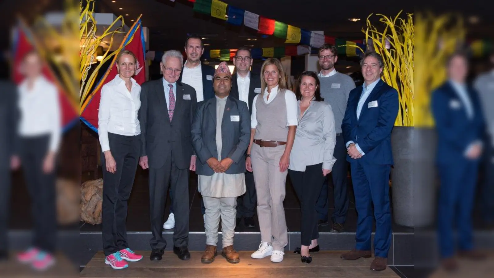 Sie unterstützen Future Citizen Nepal (von links): Helga Hengge, Honorargeneralkonsul Ludwig A. Greissl, Dr. Reiner Meierbeck, Bibi Funyal, Stephan Hehne, Katrin Müller-Hohenstein, Zsuzsanna Jäde, Dr. Patrick Strunkmann-Meister, Andreas Wolter. (Foto: Future Citizien Nepal)