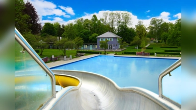 Das Nichtschwimmerbecken im Familienbad mit der Rutsche ist seit kurzem wieder geöffnet. (Foto: Stadtwerke Dachau)