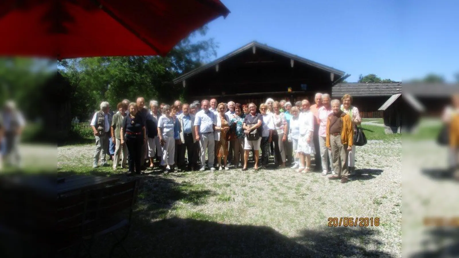 Die Mitglieder der Senioren Union mit Bezirksrat Rainer Großmann im Bauernhofmuseum Amerang. (Foto: Margot Günther)