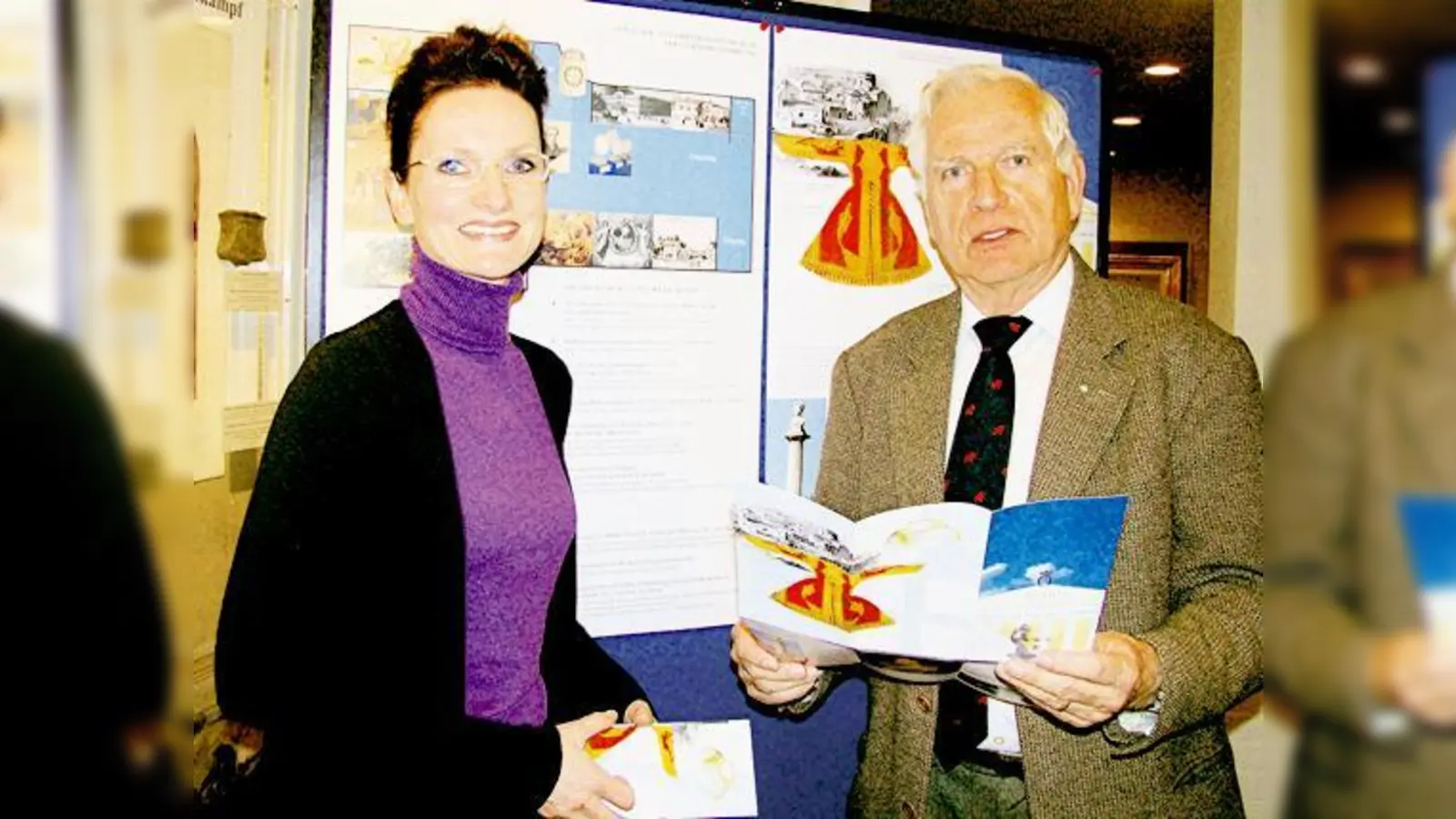 Grafikerin Andrea Schmidt und Museumsleiter Professor Jan Murken mit dem neuen Museumsführer für das König-Otto-Museum.	 (Foto: Ka)