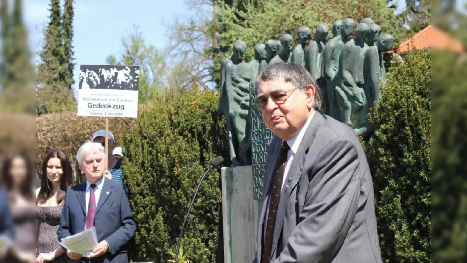 Im letzten Jahr begleitete der Bildhauer Prof. Hubertus von Pilgrim (r.), der die Mahnmale geschaffen hat, den Würmtaler Gedenkzug. Im Hintergrund Friedrich Schreiber, der Initiator und Organisator der Gedenkmärsche. (Foto: US/Archiv)