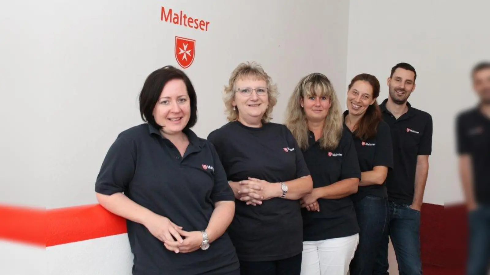 Sozialpädagogin Martina Zobrist (links) ist als Leiterin des Schulbegleitdienstes der Malteser im Bezirk München verantwortlich für rund 120 Schulbegleiter und kann sich auf ein starkes Organisationsteam verlassen: Martina Eidenschink, Michaela Bubric, Susanne Pfaff und Patrick Atzler (v.l.n.r.). (Foto: Malteser)