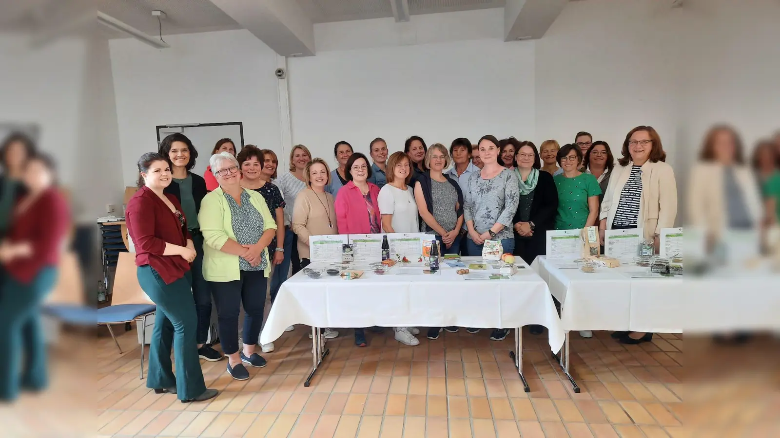 Die Ernährungsfachfrauen vor der Superfood-Ausstellung mit der Sachgebietsleiterin Helga Bauschmid (rechts außen) und der Fachlehrerin Helene Priller (Dritte von rechts).<br>  (Foto: AELF Ebersberg-Erding )