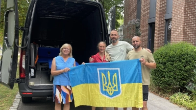 Hermine Schultheis und Carmen Nolte übergaben die Liegen an die Helfer aus der Ukraine persönlich – ein starkes Zeichen der Solidarität und Unterstützung. (Foto: Nolte)