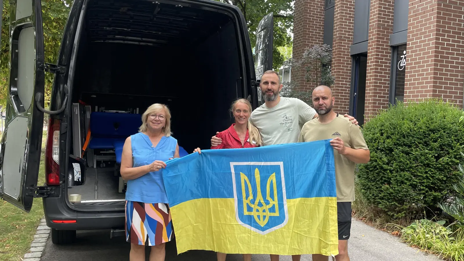 Hermine Schultheis und Carmen Nolte übergaben die Liegen an die Helfer aus der Ukraine persönlich – ein starkes Zeichen der Solidarität und Unterstützung. (Foto: Nolte)