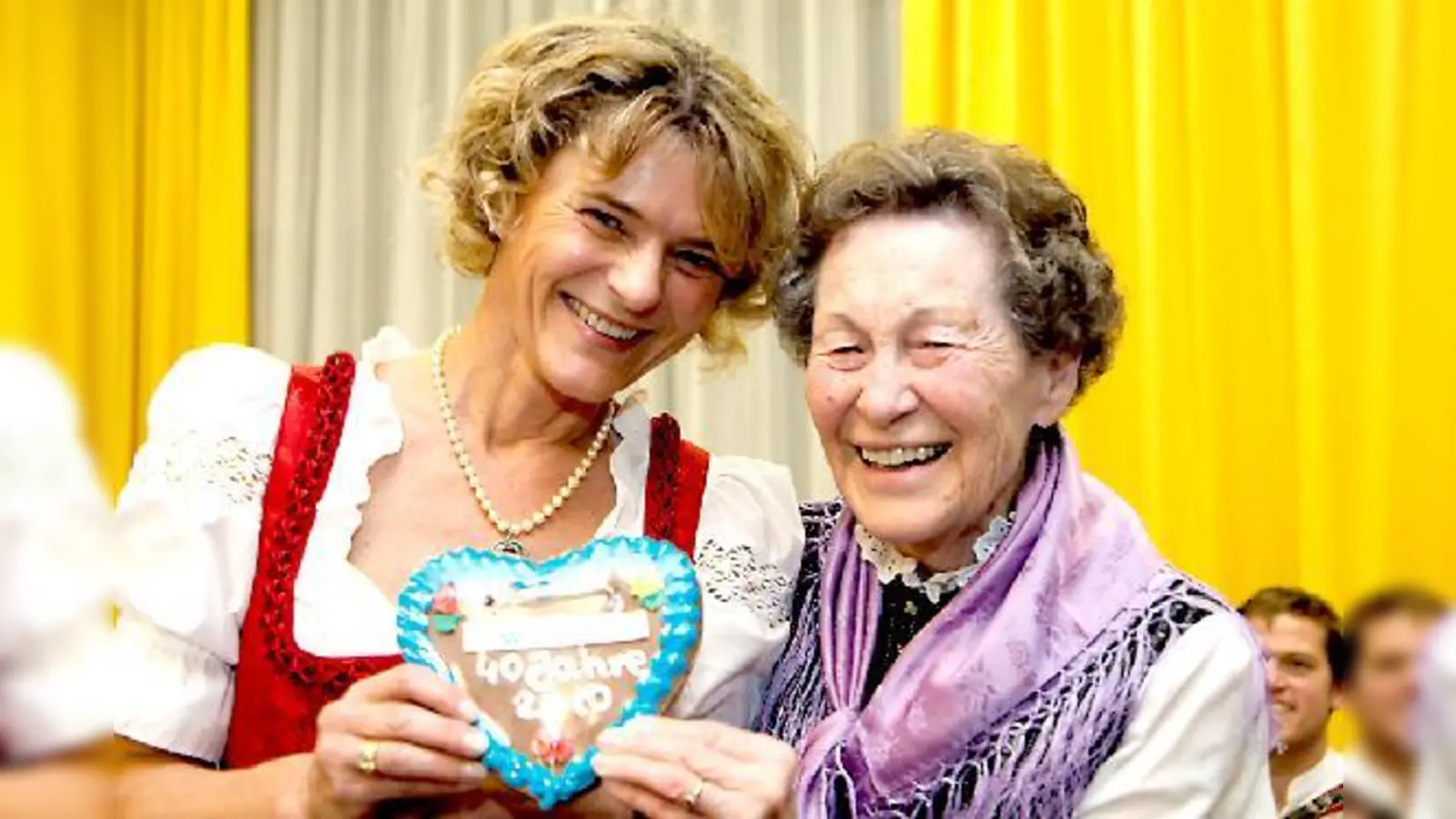 Jeder Gast bekam ein Jubiläumsherzerl: Ursula Cieslar (l.) mit Bewohnerin Maria Dinkl.	 (Foto: Privat)