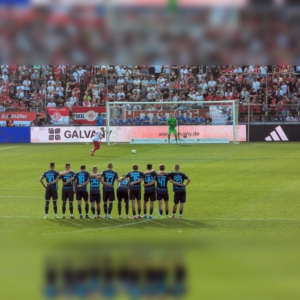 Entscheidung vom Punkt: Elfmeterschießen zwischen FC Würzburger Kickers und TSV 1860 München.  (Foto: M. Forster))