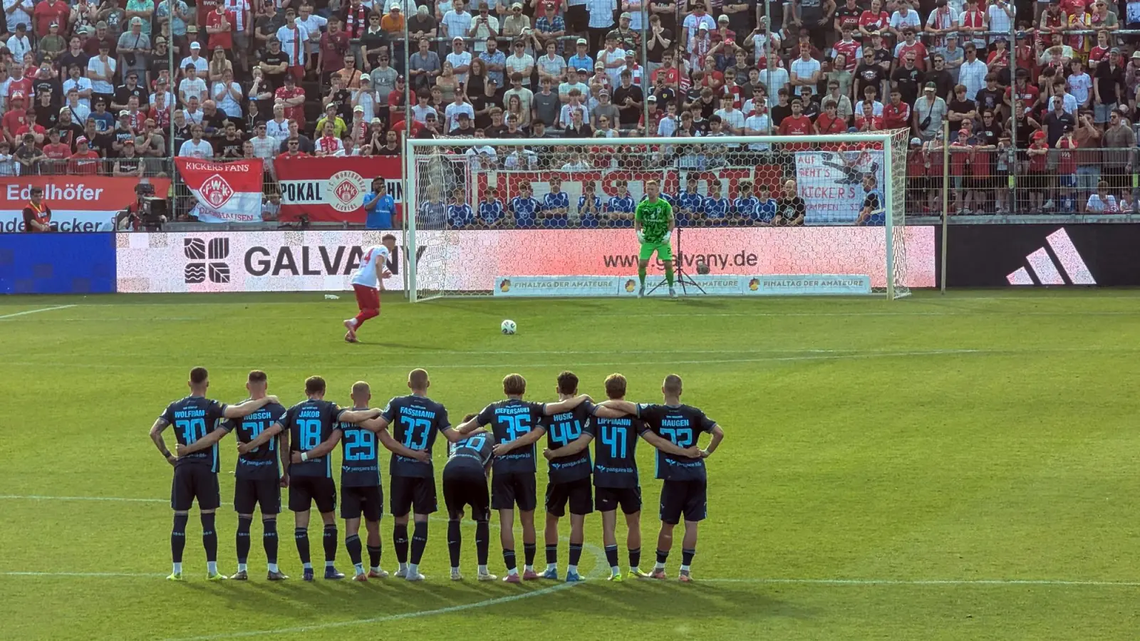 Entscheidung vom Punkt: Elfmeterschießen zwischen FC Würzburger Kickers und TSV 1860 München.  (Foto: M. Forster))