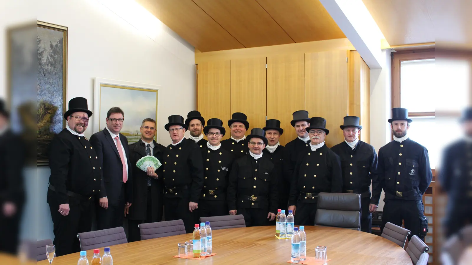 Wenn das kein Glück bringt… Der "Verein Junge Herzen" hat auf jeden Fall Glück gehabt. Die Kaminkehrer überreichten bei ihrem Neujahrsbesuch beim Erdinger Landrat eine Spende von 1.500 Euro an den Verein. (Foto: VA)